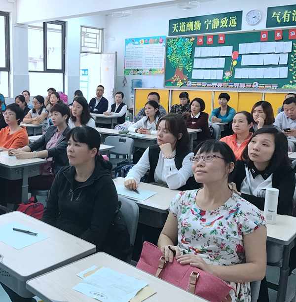 分班家长会现场