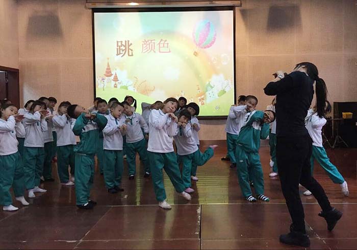 吴芳老师的“跳踢步练习”课