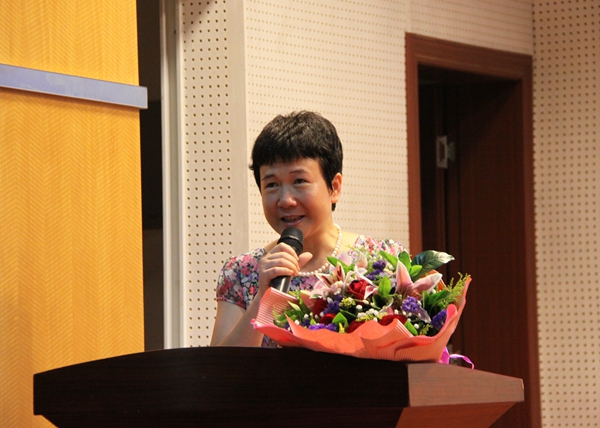 教师代表范老师发言