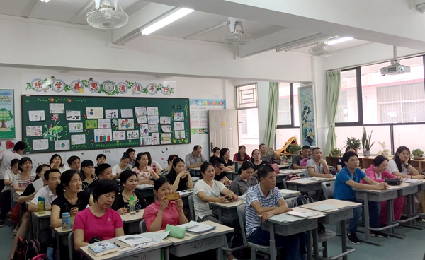 分班家长会现场