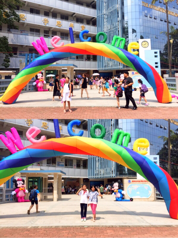 孩子们开心的在拱门前留影