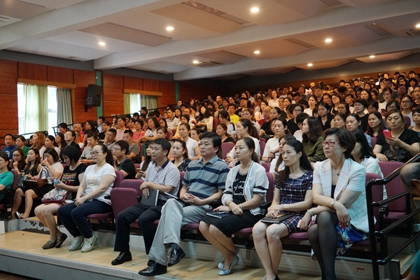 礼堂家长会现场