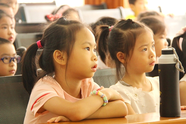 孩子们认真观看影片