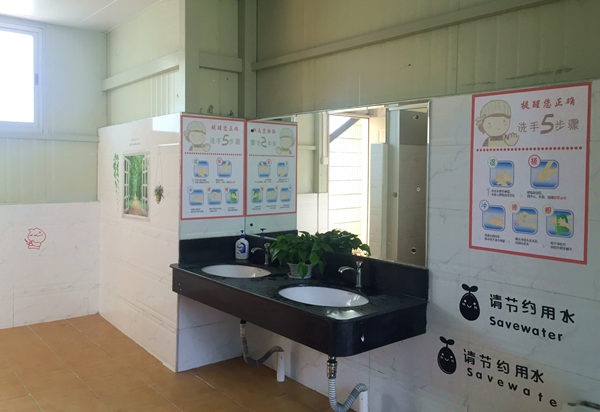 干净整洁的洗手间