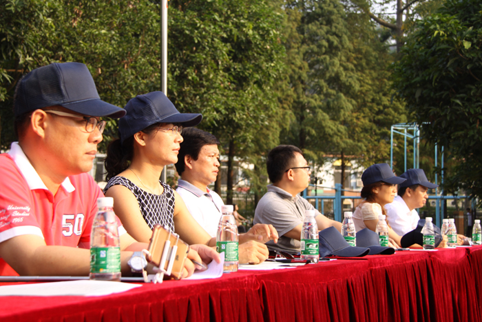 出席运动会开幕式的领导