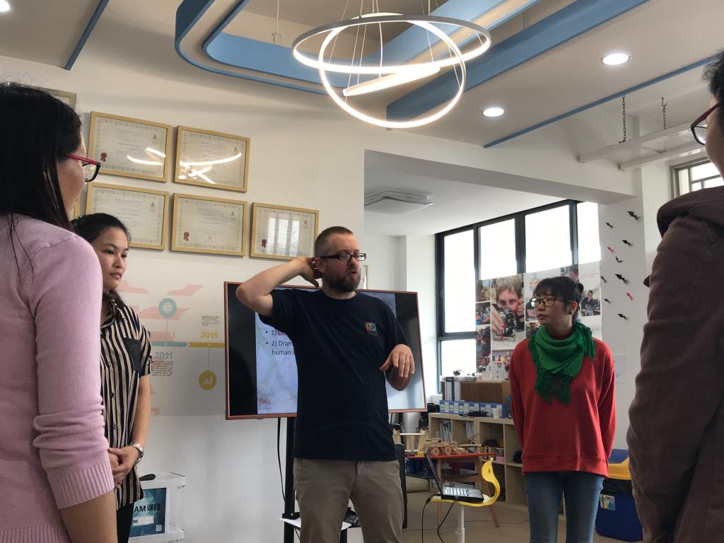 Duncan与老师们在工作坊中