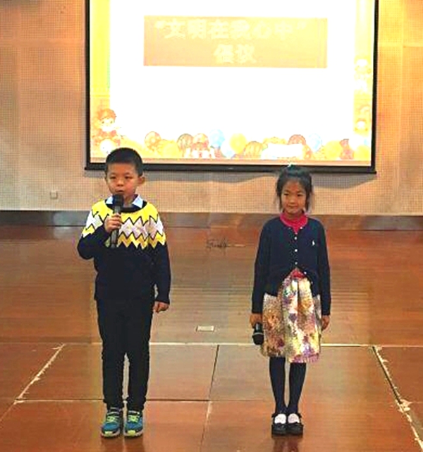 一(2)班宣读“文明在我心中倡议书”